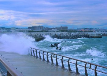 découvrez l'ampleur de la tempête électrique qui frappe la france, ses impacts sur le quotidien, les régions les plus touchées et les conseils de sécurité à suivre pour traverser cet événement météorologique extraordinaire.