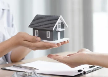 découvrez pourquoi l'assurance habitation connaît une hausse de 70 % en 2024, les raisons de cette augmentation et comment protéger votre budget face à cette hausse des tarifs.