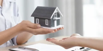 découvrez pourquoi l'assurance habitation connaît une hausse de 70 % en 2024, les raisons de cette augmentation et comment protéger votre budget face à cette hausse des tarifs.