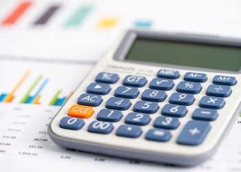 découvrez pourquoi les coûts de l'assurance pour étudiants augmentent et quelles solutions existent pour maîtriser vos dépenses tout en restant bien protégé.