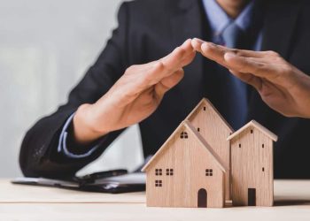 découvrez ce que couvre vraiment votre assurance habitation et les coûts cachés à connaître pour mieux gérer votre budget.