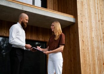 découvrez comment les assurances gèrent les risques liés aux surprimes en cas d'émeute et protégez vos biens efficacement.