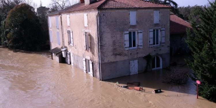Tempêtes et inondations : pourquoi les prix des assurances habitation s&rsquo;envolent et ce qui fait exploser les tarifs dans le Sud-Ouest